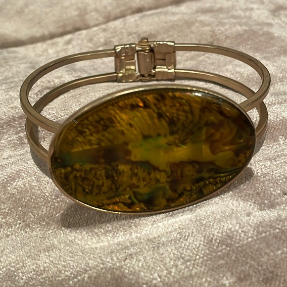 Abalone Hinged bangle Bracelet Goltone
2 1/2” - Picture 1 of 7